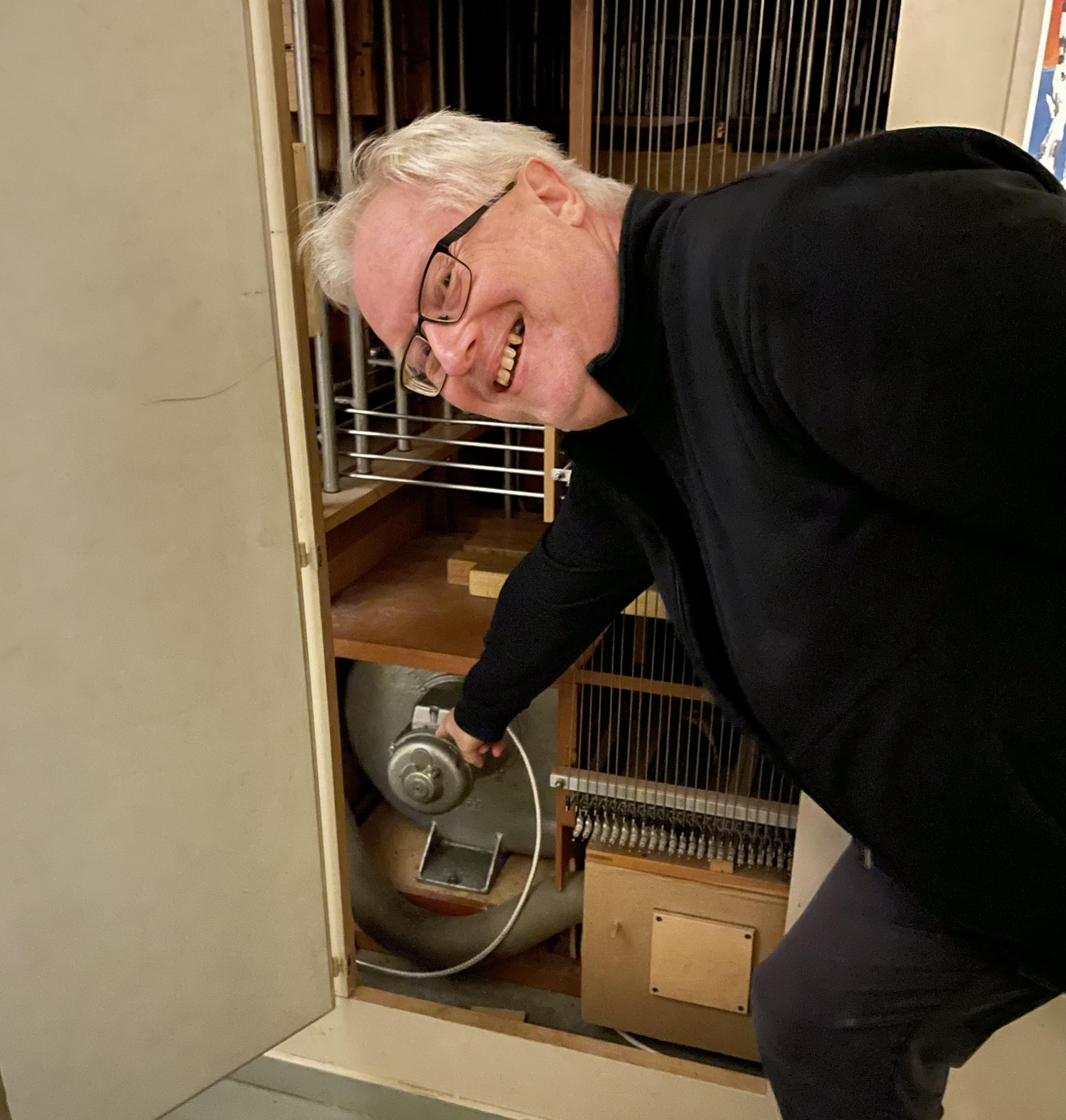 Kantor Erlend viser frem den gamle motoren i orgelet